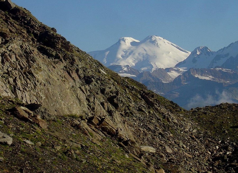 Elbrus from the pass (by 73Misha)